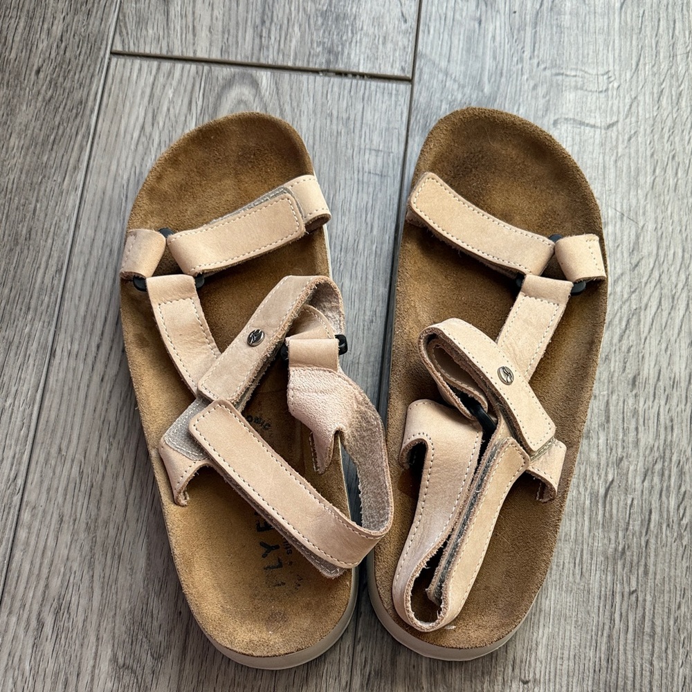 Fly flot sandals